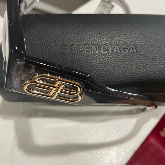 Grey Balenciaga sunglasses. Never worn! Comes with case and cleaning cloth. - Picture 2 of 3